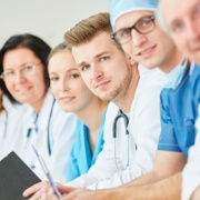 Mae Cymru'n cyflawni dros 99% o'r gyfradd lenwi wrth fod mwy a mwy o feddygon iau yn dewis hyfforddi yng Nghymru