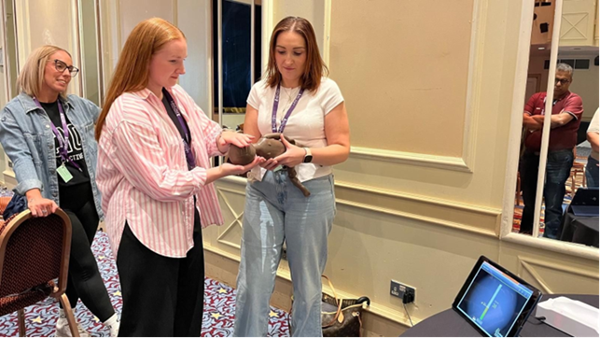 Llun o tim ar&nbsp; hyfforddiant hyfforddi hyfforddiant yn Caerdydd gyda doli babi