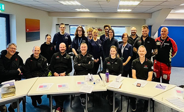 Llun o tim ar dydd ymarfer ar gyfer EMRTS