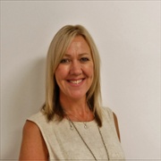 Llun o Sarah Hookes ar gyfer Tim IFS Cymru