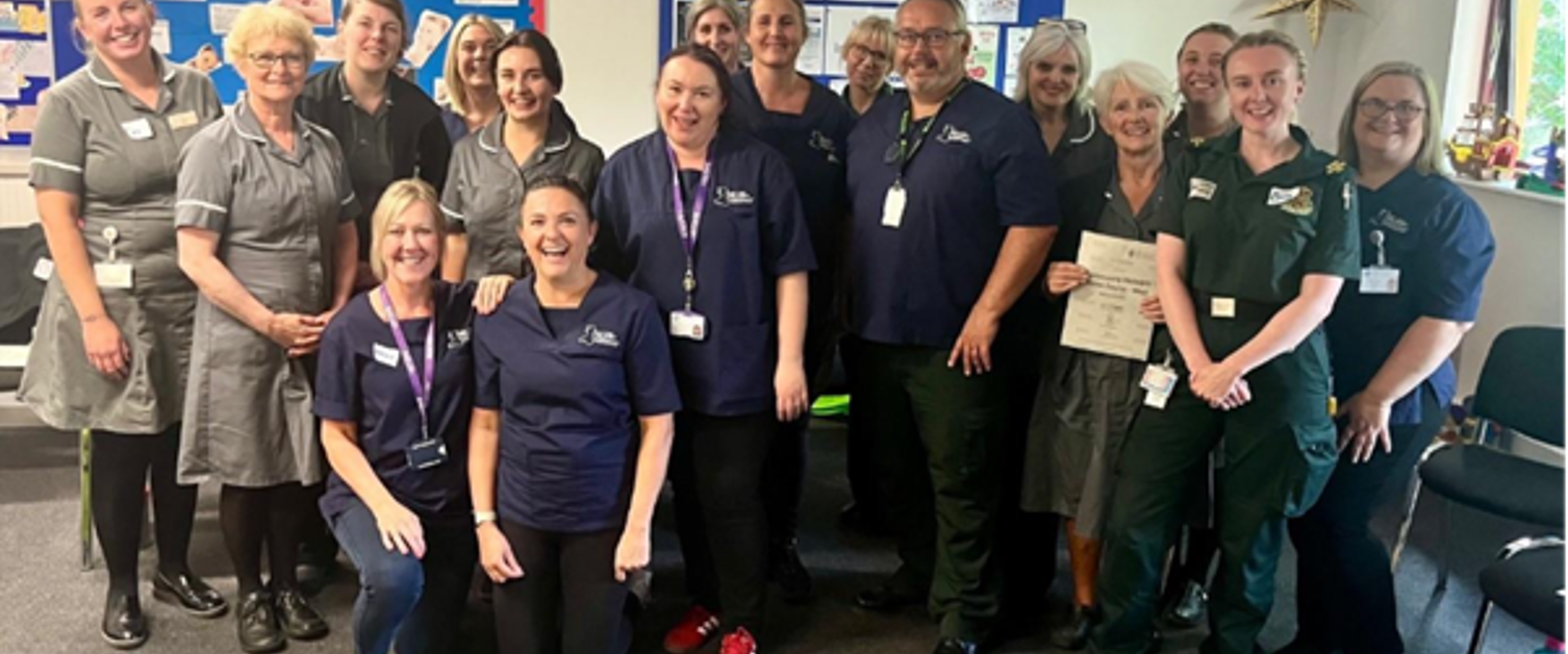 Llun of dim cymunol Cymru yn sefull mewn llinell