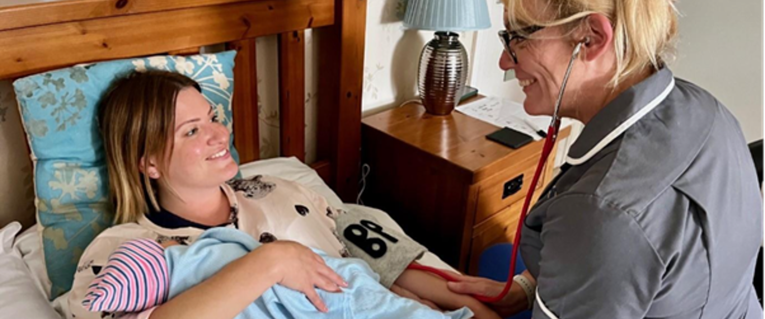 Bydwraig gymunedol yn nghartref claf i gwirio am mam a babi