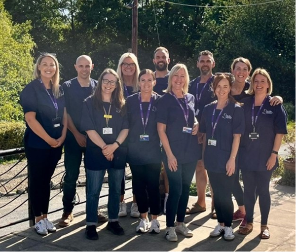 Llun o grwp PROMPT Cymru yn y gymuned ar dydd hyfforddi hyfforddiant hyfforddi