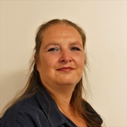 Llun o Louise-Emma Shaw ar gyfer tim IFS Cymru