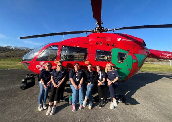 Llun o tim PROMPT Cymru ar gyfer EMRTS - ar y tu blaen hofrennydd