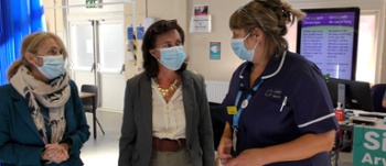 Eluned Morgan meets staff at a Mass Vaccination Centre
