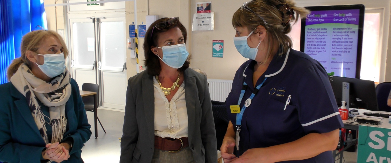 Eluned Morgan meets staff at a Mass Vaccination Centre