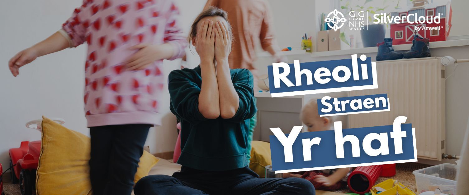 Testun yn darllen: Rheoli Straen Yr haf. Delwedd o fam wedi eistedd gyda