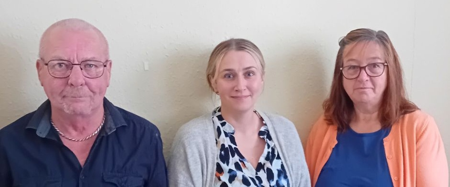 Aelodau o Dîm Trin Dementia yn y Cartref Powys yn ne