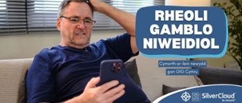 Testun yn Darllen: Rheoli gamblo niweidiol. Cymorth ar-lein newydd gan GIG Cymru. Delwedd o ddyn yn eistedd gyda llaw ar ben yn edrych ar ffôn symudol.