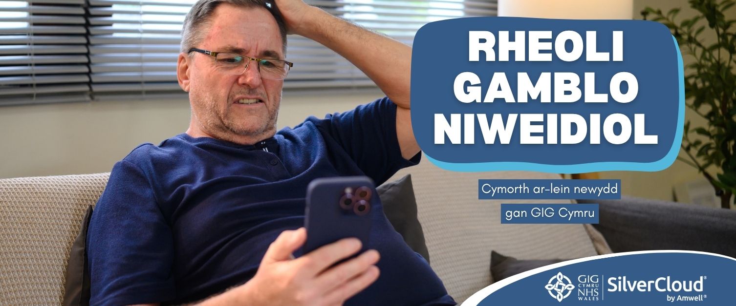 Testun yn Darllen: Rheoli gamblo niweidiol. Cymorth ar-lein newydd gan GIG Cymru. Delwedd o ddyn yn eistedd gyda llaw ar ben yn edrych ar ffôn symudol.