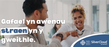 Testun yn Darllen:Gafael yn awenau straen yn y gweithle.  Delwedd o ddyn a menyw mewn amgylchedd swyddfa, mae menyw yn chwerthin