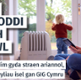 Testun yn darllen: Tynnwch arian oddi ar eich meddwl. Cymorth am ddim gyda straen ariannol, gorbryder a hwyliau isel gan GIG Cymru. Roedd y ddynes yn eistedd ar y llawr yn edrych ar y ffôn.