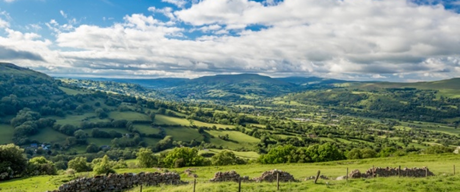 Golygfa o Fannau Brycheiniog ym Mhowys