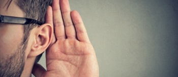 delwedd o berson yn gwrando